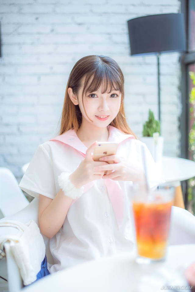 我们，不要去羡慕别人所拥有的幸福。你以为你没有的，可能在来的路上，你以为她拥有的，可能在去的途中……有的人对你好，是因为你对他好。有的人对你好，是因为懂得你的好!